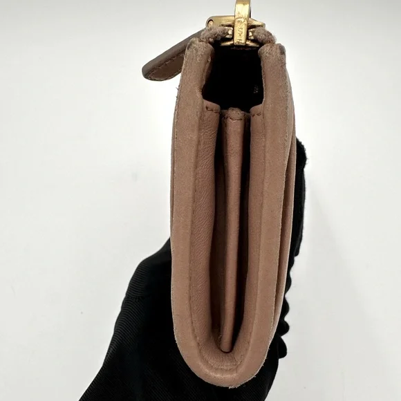 Miu Miu Portafoglio Lampo Matelasse Zip Wallet in Cammeo Beige.